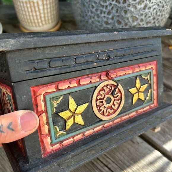 Vintage Indonesian/southeast Asian Keepsake Box Hand Carved Wooden Hand Painted - Picture 3 of 16
